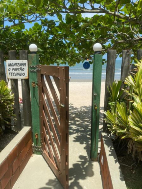 Casa pé na areia em condomínio